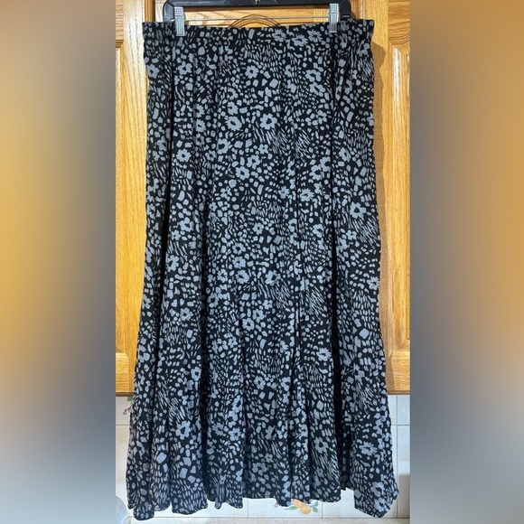 White Stag Floral Black and Gray Women's Rayon Long Skirt Plus Size 2X 18W/20W - Picture 2 of 3